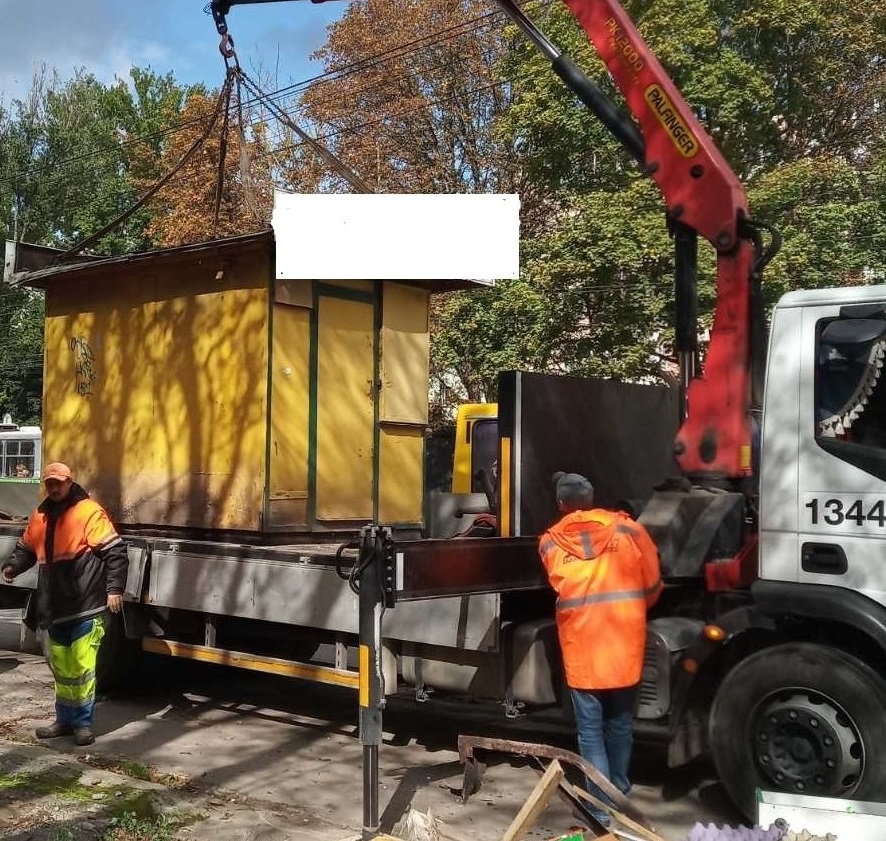 У Тернополі на просп. Злуки демонтовано дві тимчасових споруди