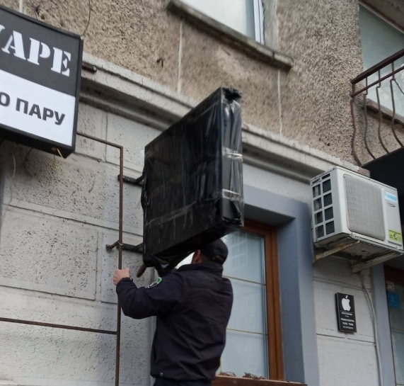 Проведено демонтаж двох рекламних конструкцій з будівлі на вул. Руська у Тернополі
