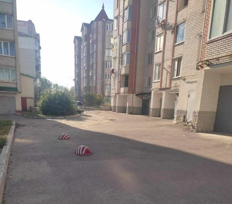 У Тернополі на вул. Миколи Карпенка, 30 демонтують бетонні півсфери