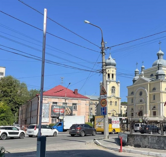 У Тернополі на  вул. Микулинецькій демонтують технічний засіб регулювання дорожнього руху