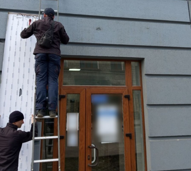 У Тернополі демонтували п’ять вивісок у центральній частині міста