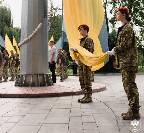 У Тернополі на центральній алеї парку Сопільче урочисто підняли Державний Прапор України