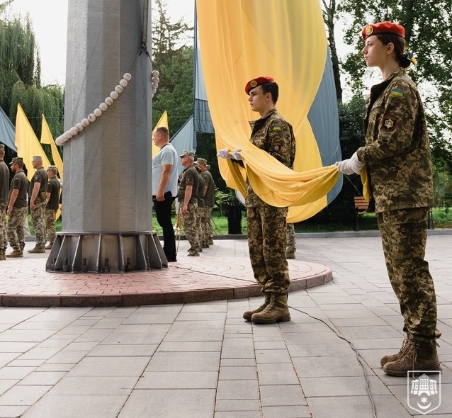 У Тернополі на центральній алеї парку Сопільче урочисто підняли Державний Прапор України