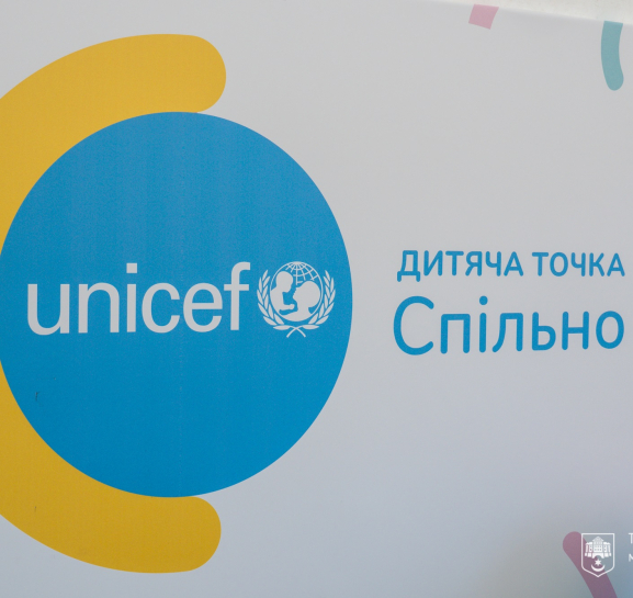 На Театральному майдані працює намет дитячого фонду ООН – ЮНІСЕФ