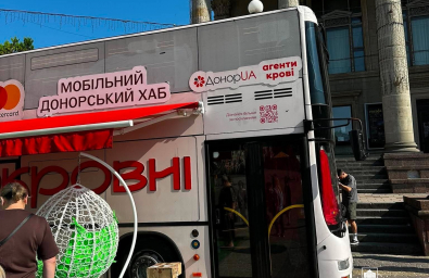 На Театральному майдані у Тернополі працює мобільний центр здавання крові: запрошуємо долучитися