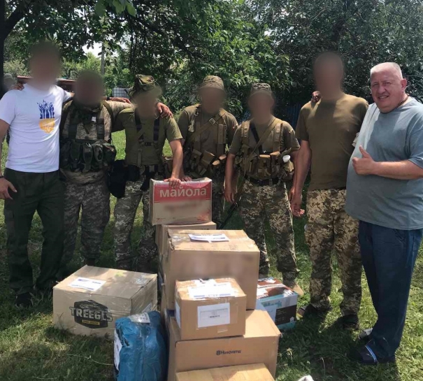Водії та волонтери проєкту «Допомога армії від Тернополя» доставили перші пакунки для наших захисників на передову