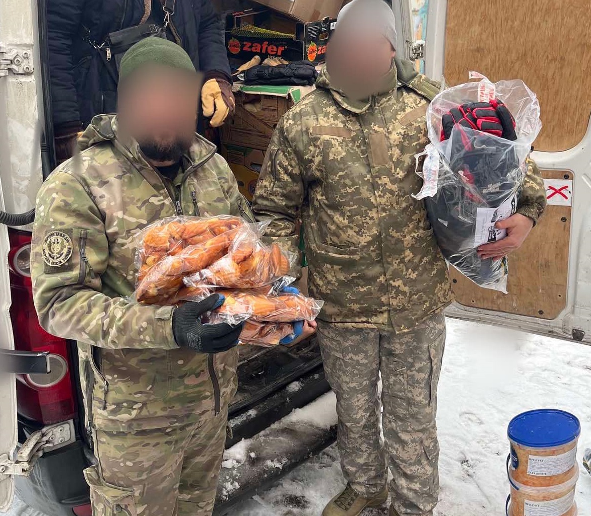 Частину посилок для наших захисників уже доставили волонтери центру «Допомога армії від Тернополя»