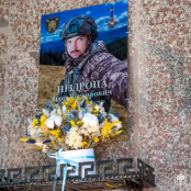 У Тернополі на фасаді школи №13 відкрили меморіальну дошку захиснику Ігорю Ніздропі