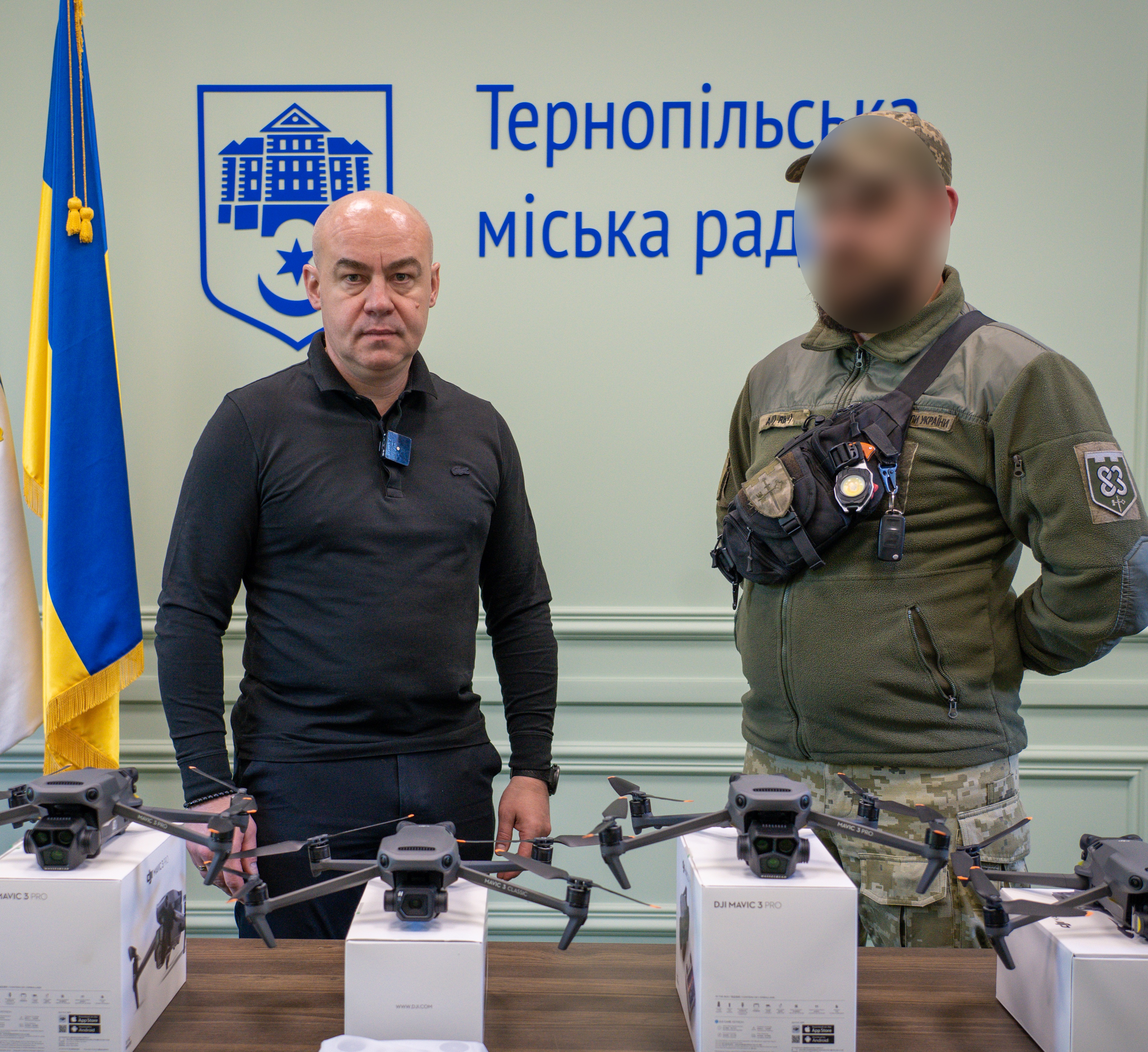 Міський голова Сергій Надал передав п’ять квадрокоптерів для військовослужбовців 83-го батальйону територіальної оборони