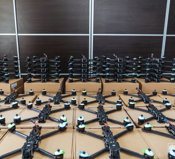 Тернопіль передав 50 дронів FPV з акумуляторами для захисників на передову для виконання бойових завдань