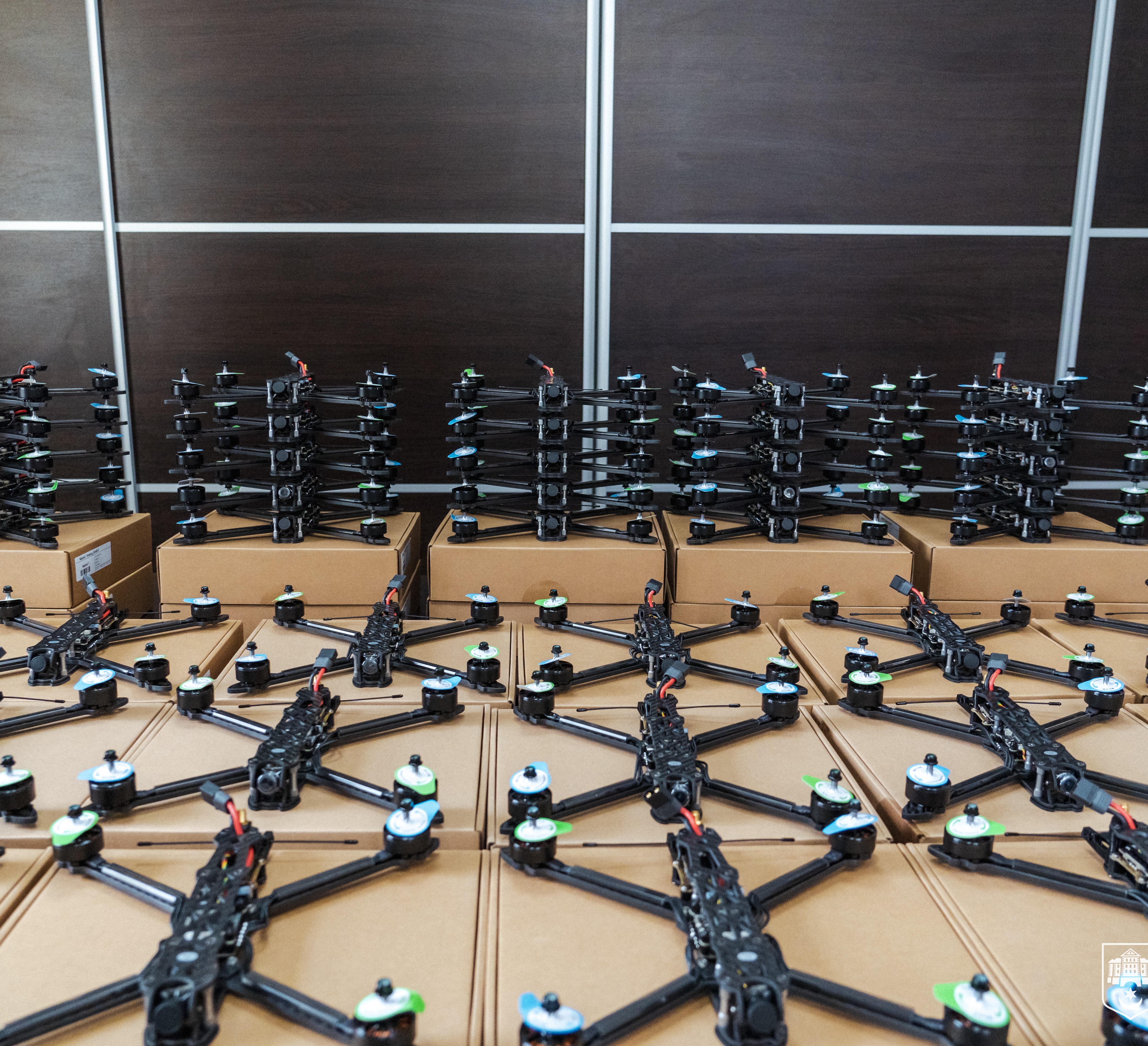 Тернопіль передав 50 дронів FPV з акумуляторами для захисників на передову для виконання бойових завдань