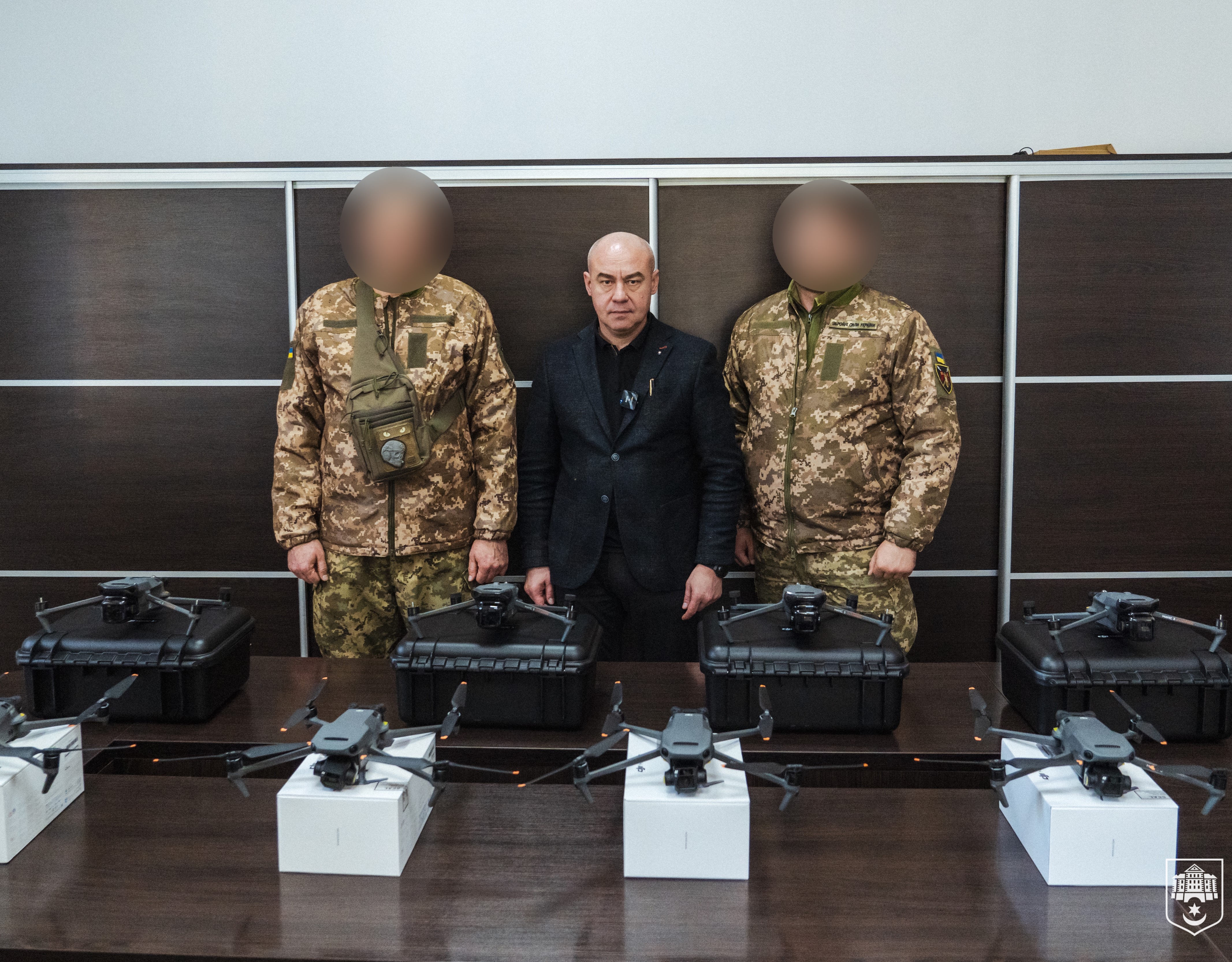 Міський голова Тернополя Сергій Надал передав ще вісім квадрокоптерів для захисників