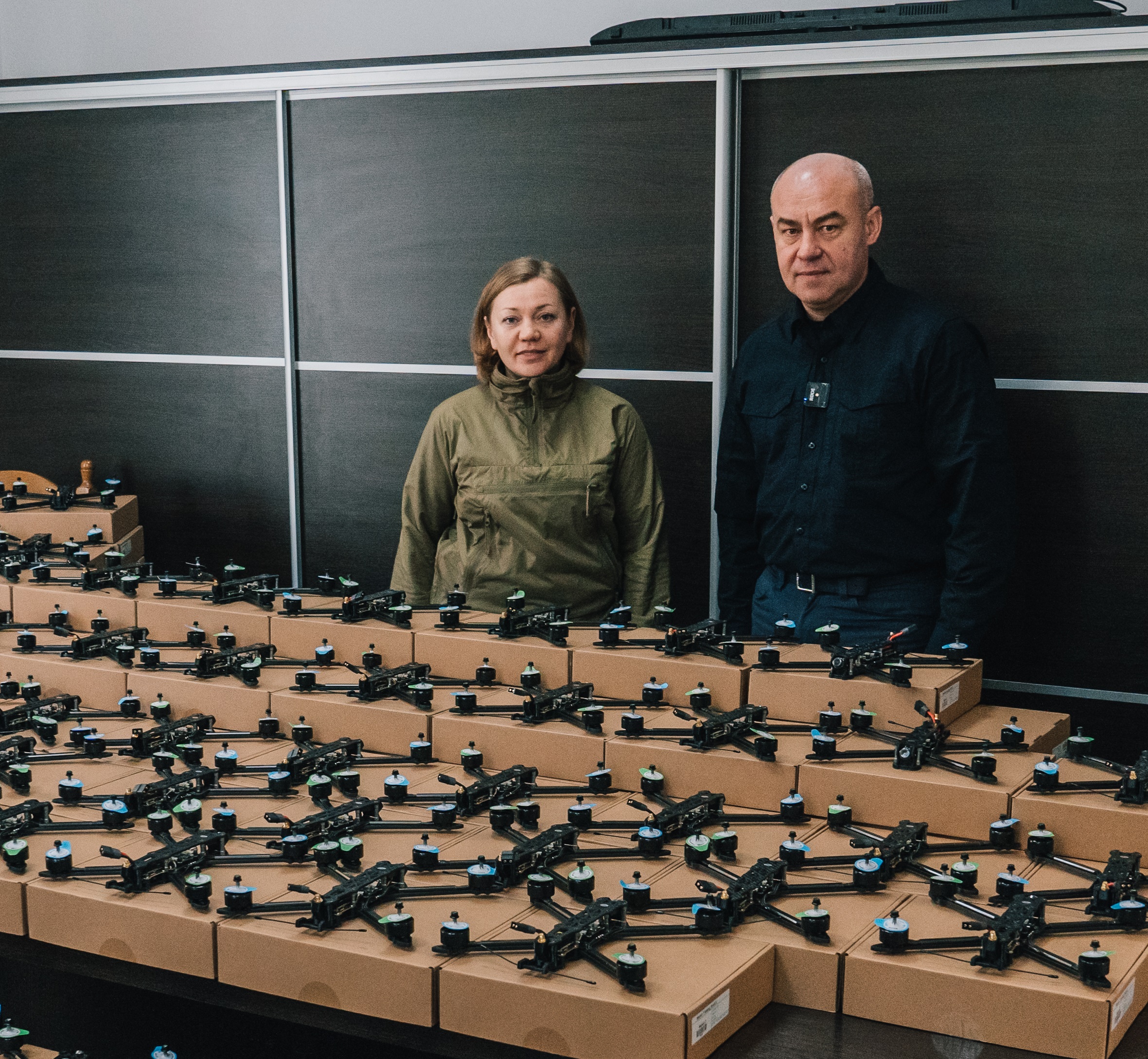 Тернопіль передав 100 дронів FPV з акумуляторами для захисників на передову для виконання бойових завдань