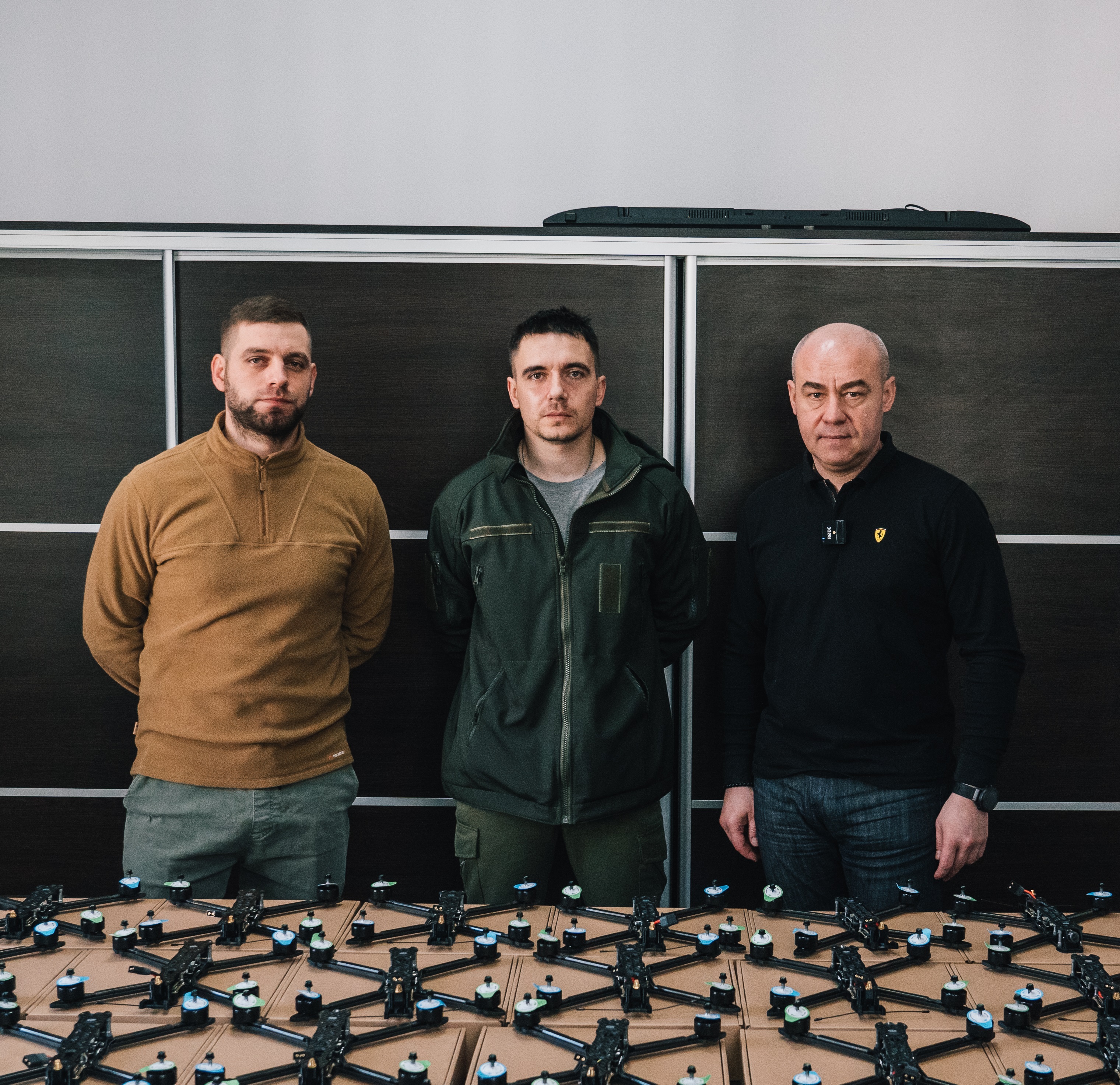 Тернопіль передав ще 30 FPV дронів для артилеристів на передову