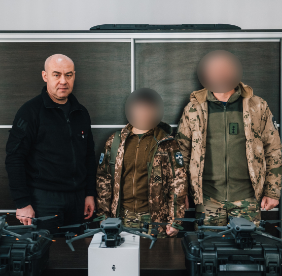 Міський голова Сергій Надал передав ще три квадрокоптери DJI Mavic 3 pro для тернопільських захисників на фронті