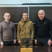 Міський голова Сергій Надал передав ще п’ять FPV дронів бійцям 24-ї окремої механізованої бригади