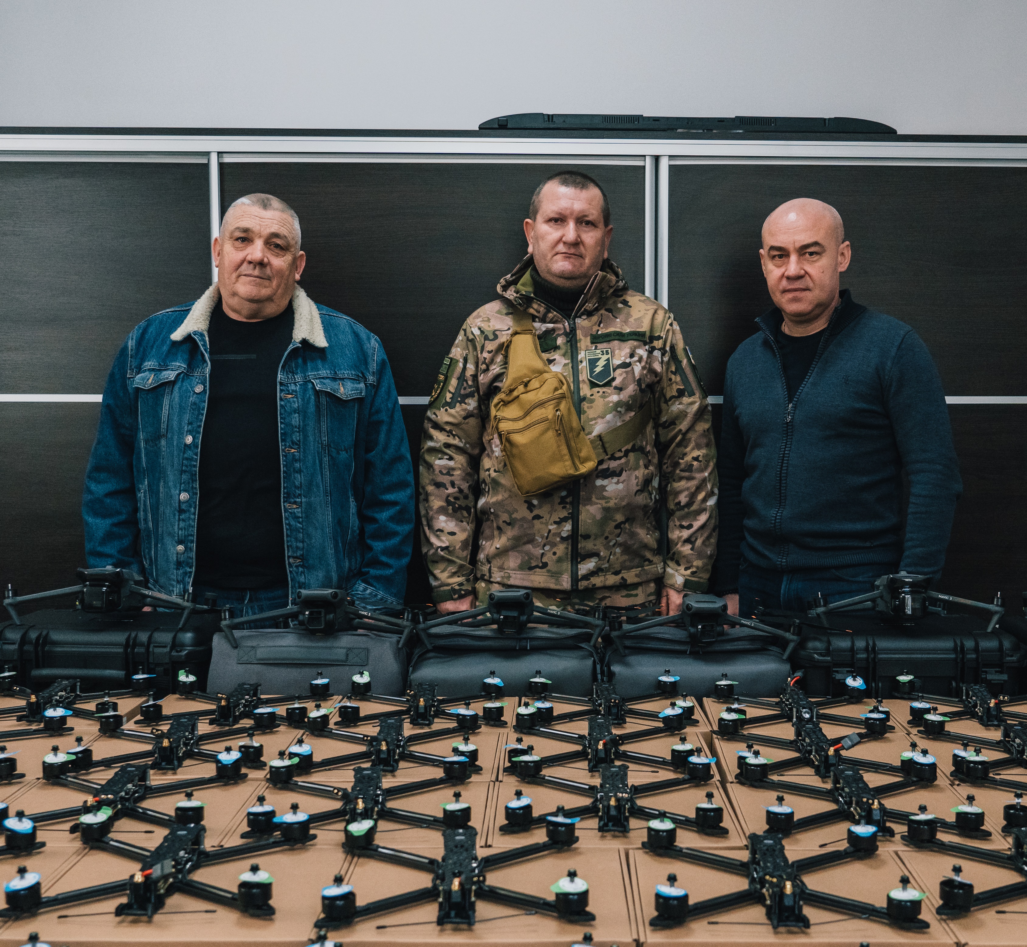 Дев’ять квадрокоптерів Mavic та 50 дронів FPV передали захисникам однієї з військових частин Тернополя