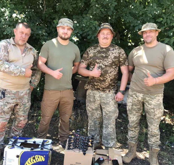 Тернопільський «Центр первинної медико-санітарної допомоги» передав для захисників сім FPV дронів