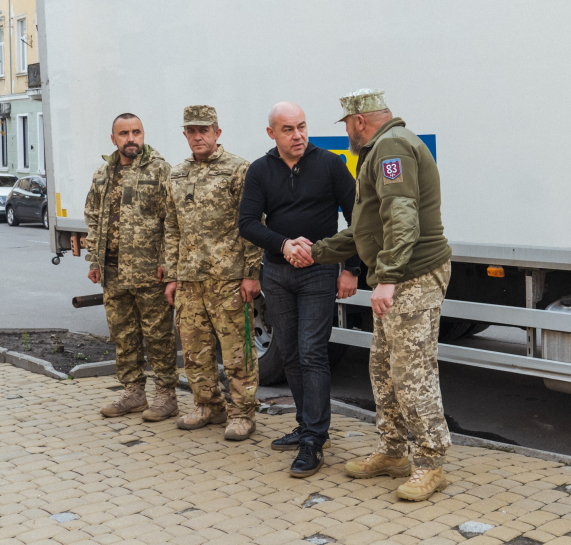 З Тернополя для потреб військових ТРО передали вантажівку Volvo