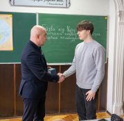 Cину загиблого військового міський голова Тернополя Сергій Надал вручив пам’ятний годинник