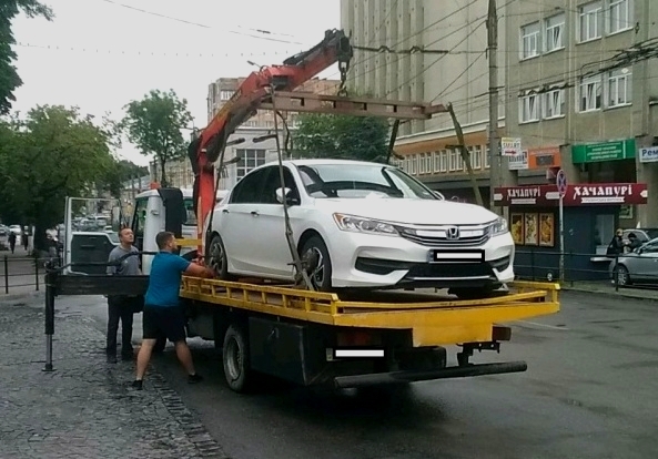 У Тернополі на арештмайданчик евакуйовано більше півсотні автомобілів