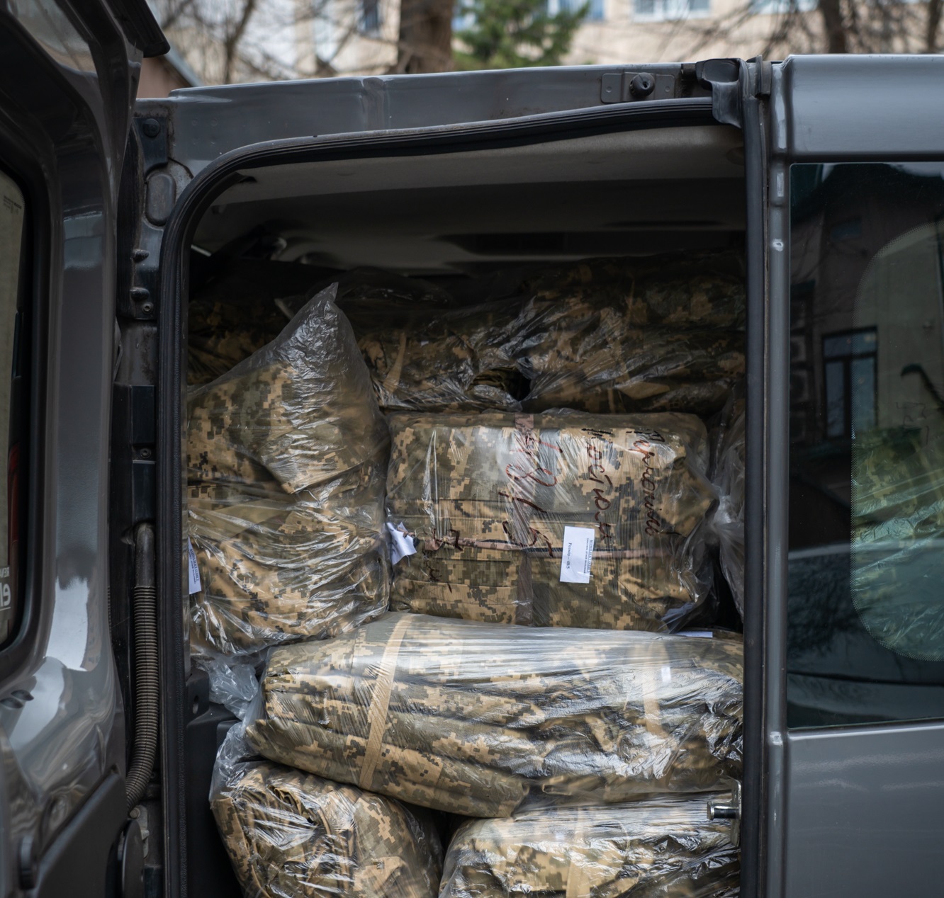З Тернополя для наших захисників на фронт передали 975 комплектів військової літньої форми