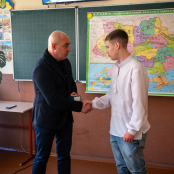 Міський голова Тернополя Сергій Надал вручив пам’ятний годинник сину загиблого військового