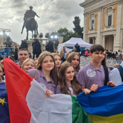 Президентка Європарламенту вручила тернопільським школярам прапор Євросоюзу