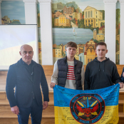 Подяка від захисників: Сергій Надал передав учням школи №3 бойові прапори