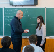 Міський голова Тернополя Сергій Надал вручив доньці загиблого військового пам’ятний годинник