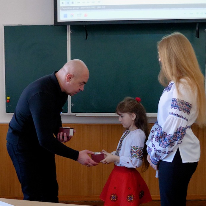 Міський голова Тернополя Сергій Надал передав пам’ятний годинник донькам загиблого військового