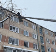 У Тернополі бурульки з дахів будинків збиваються за допомогою автопідйомників та промислових альпіністів
