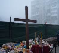 У Тернополі освятили пам’ятний хрест на місці ракетного удару, що забрав життя людей