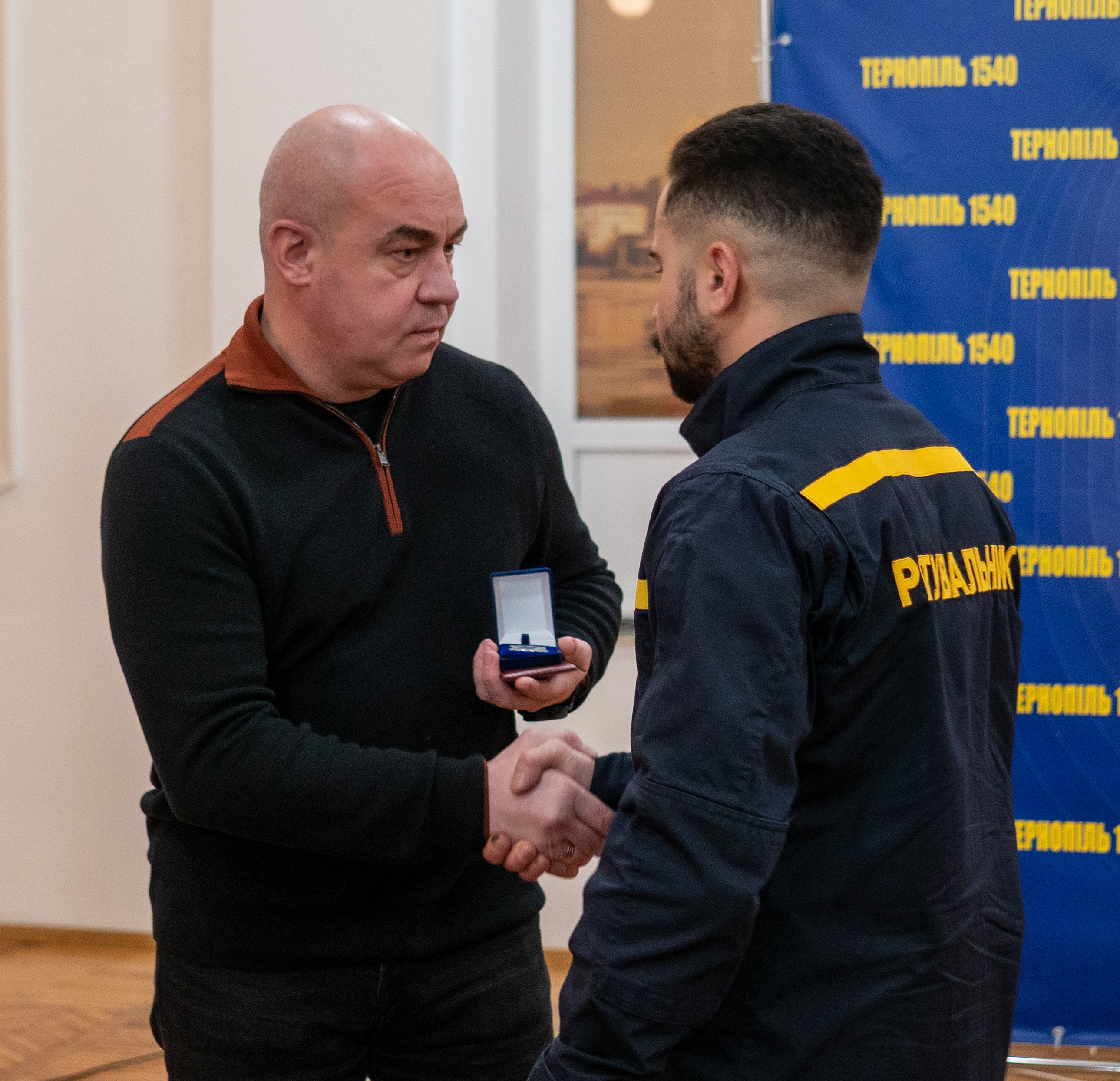 Понад 40 тернополян, які рятували людей під час ракетного удару 19 листопада, нагородив міський голова Сергій Надал
