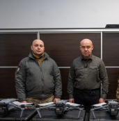 Міський голова Тернополя Сергій Надал передав для потреб захисників чотири квадрокоптери