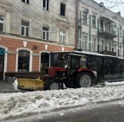 Цієї ночі дороги й тротуари Тернополя очищали 11 одиниць спецтехніки