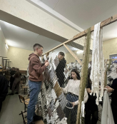 У Тернополі студенти плетуть маскувальні сітки для військових