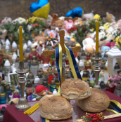 У Тернополі біля зруйнованих внаслідок ракетної атаки будинків відбулася молитва за загиблими