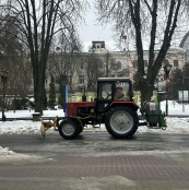 У Тернополі вночі спецтехніка посипала дороги протиожеледною сумішшю