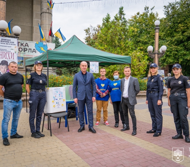«Готуємось до школи разом»: на Театральному майдані Тернополя триває благодійна акція