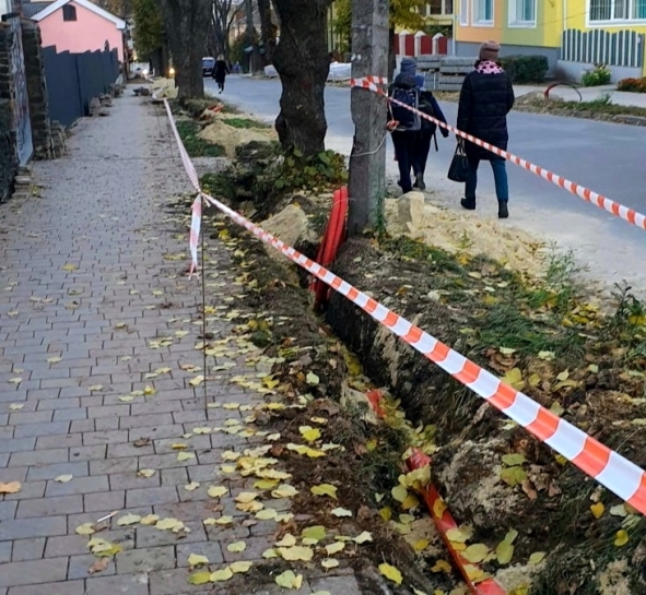 У Тернополі на вул. Парковій замінюють тротуарне покриття та влаштовують вуличне освітлення