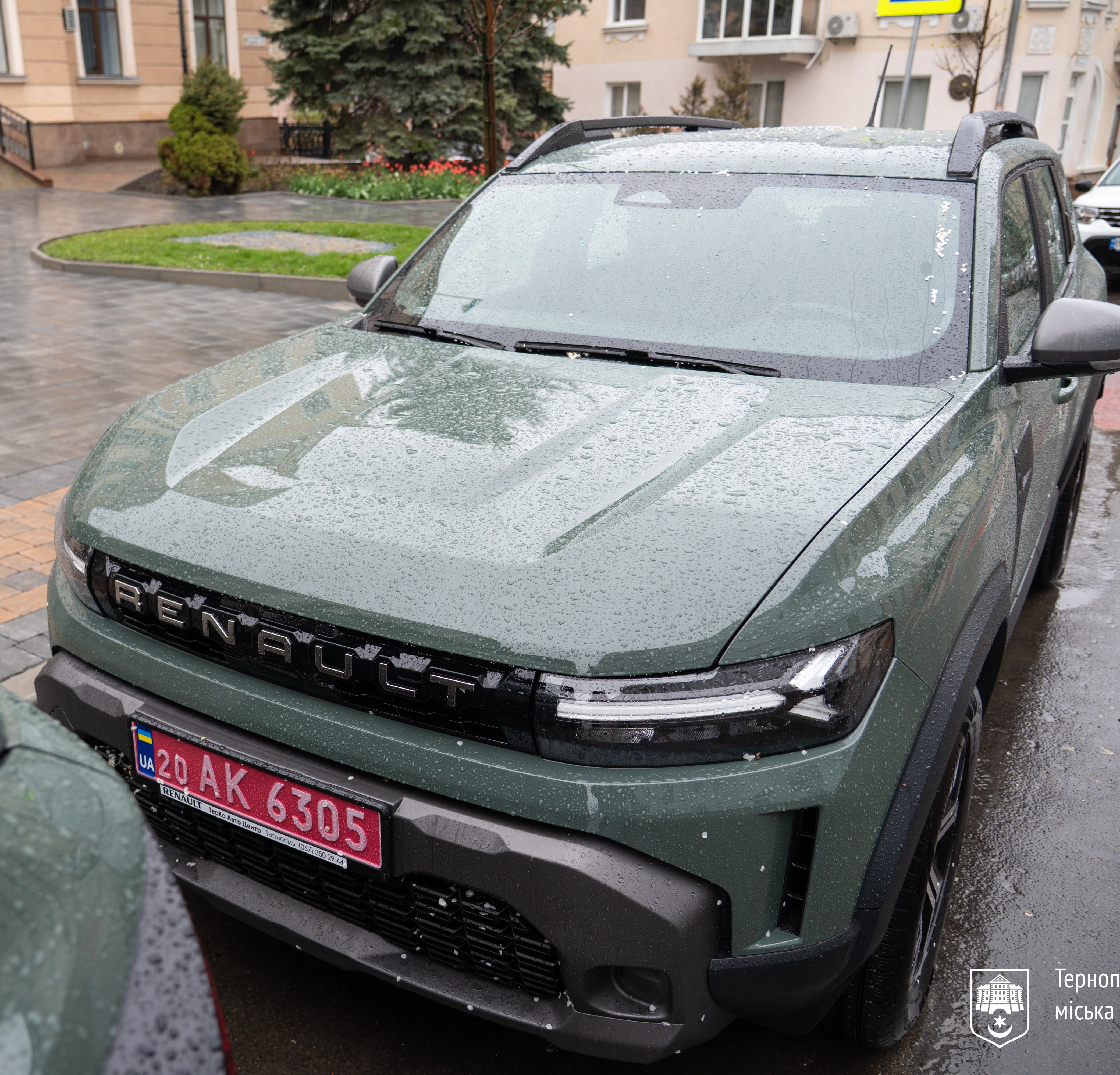 Сергій Надал передав для потреб військовослужбовців три позашляховики
