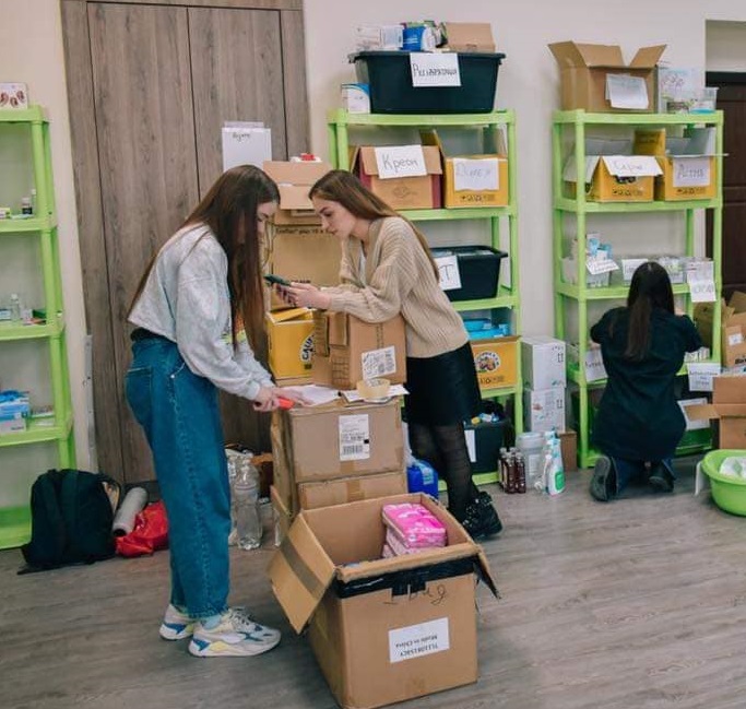 Потребуючі тернополяни та внутрішньо переміщені особи можуть безкоштовно отримати одяг та взуття на вул. Живова
