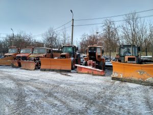 Спеціалізована техніка впродовж ночі очищала вулиці Тернополя від снігу