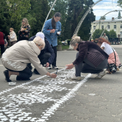 Тернополяни та гості міста разом намалювали символічну вишиванку в центрі міста