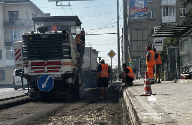 Триває ремонт заїзної кишені на зупинці громадського транспорту «Готель «Тернопіль»