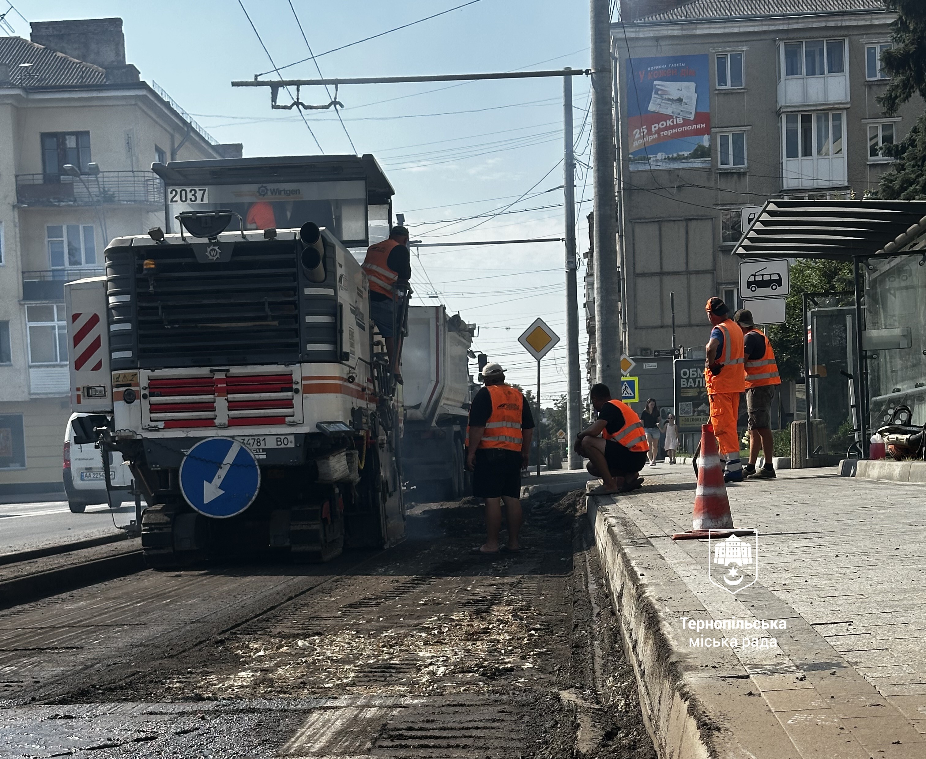Триває ремонт заїзної кишені на зупинці громадського транспорту «Готель «Тернопіль»