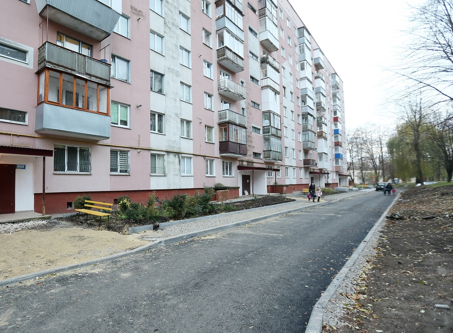 Завершується капітальний ремонт прибудинкової території на вул. Київська,12 у Тернополі