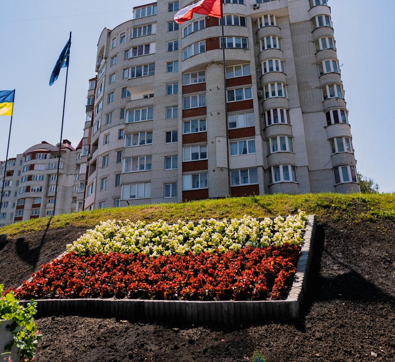 У Тернополі облаштували квітники в кольорах прапорів ЄС, США, Польщі та Великобританії