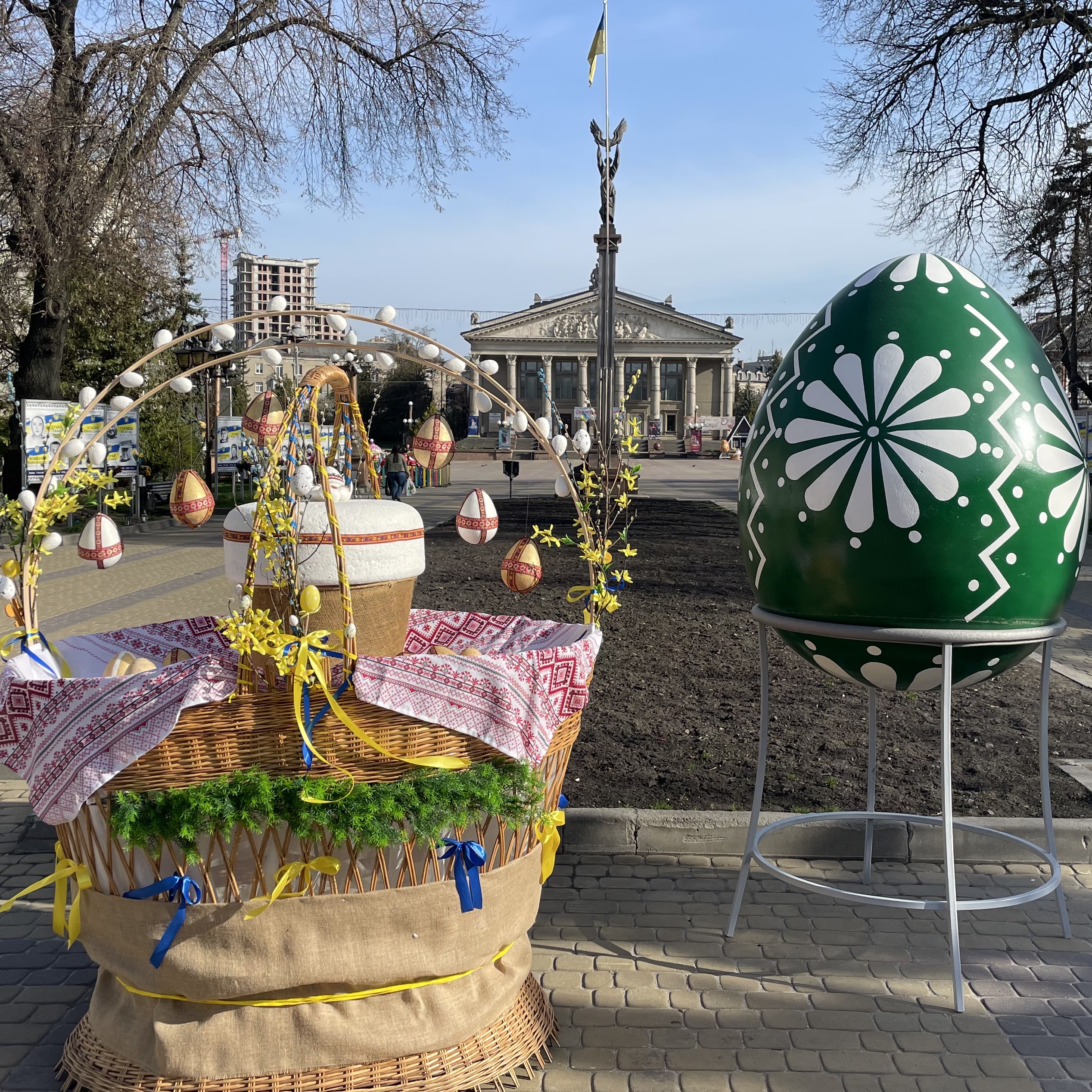У центрі Тернополя просто неба розмістили виставку великодніх кошиків та писанок
